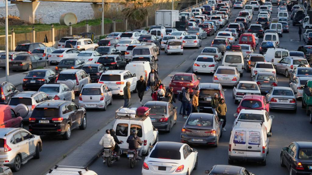 dpatopbilder - Vertriebene, die vor israelischen Angriffen im Südlibanon fliehen, stehen im Stau an einer Autobahnverbindung nach Beirut. Foto: Mohammad Zaatari/AP/dpa