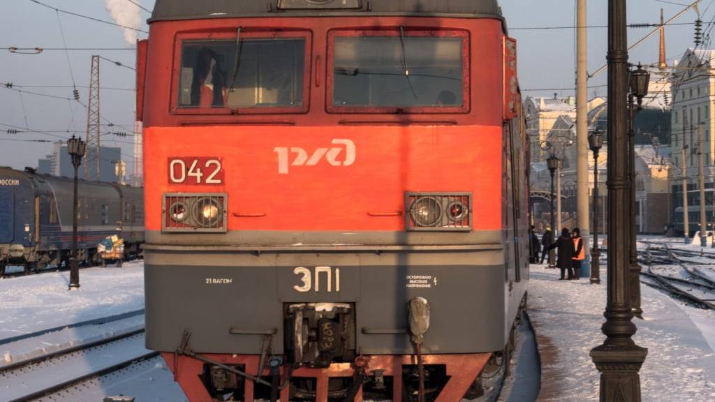 ARCHIV - Eine Lok der russischen Eisenbahn steht im Bahnhof. In der westrussischen Region Brjansk ist infolge eines Einsturzes einer Straßenbrücke ein Personenzug entgleist. «Leider gibt es Opfer», schrieb der Gouverneur des Gebiets. Foto: Andreas Drouve/dpa