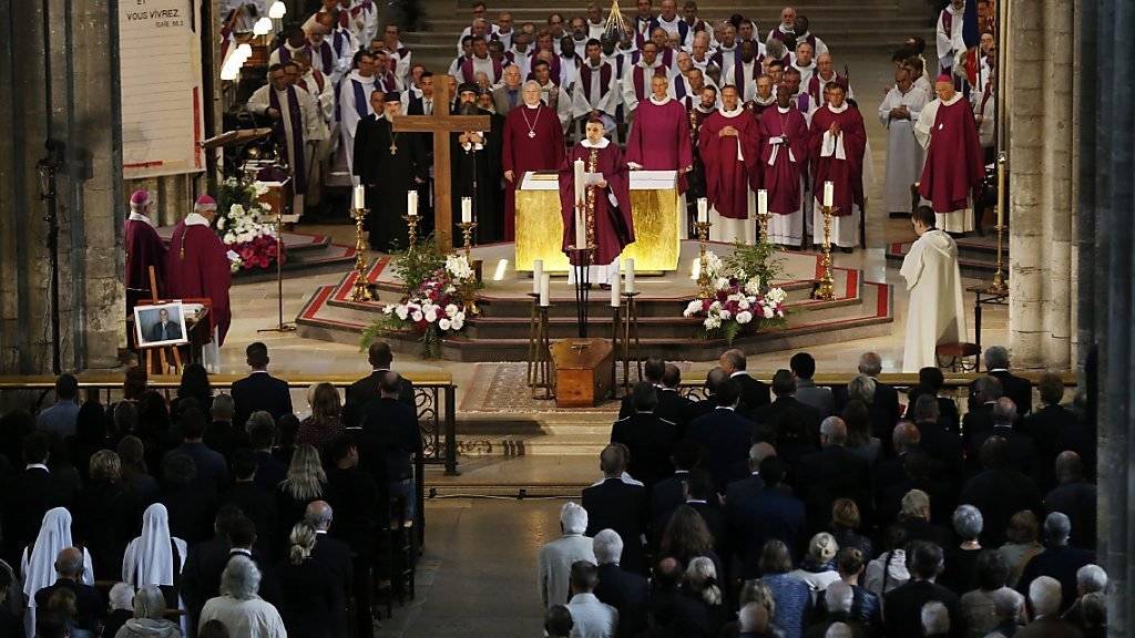 Die Trauergäste füllten die Kathedrale in Rouen.
