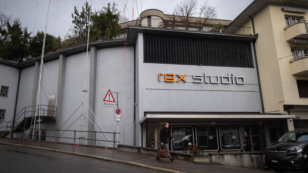Beim alten Kino Rex stehen bereits Bauvisiere.