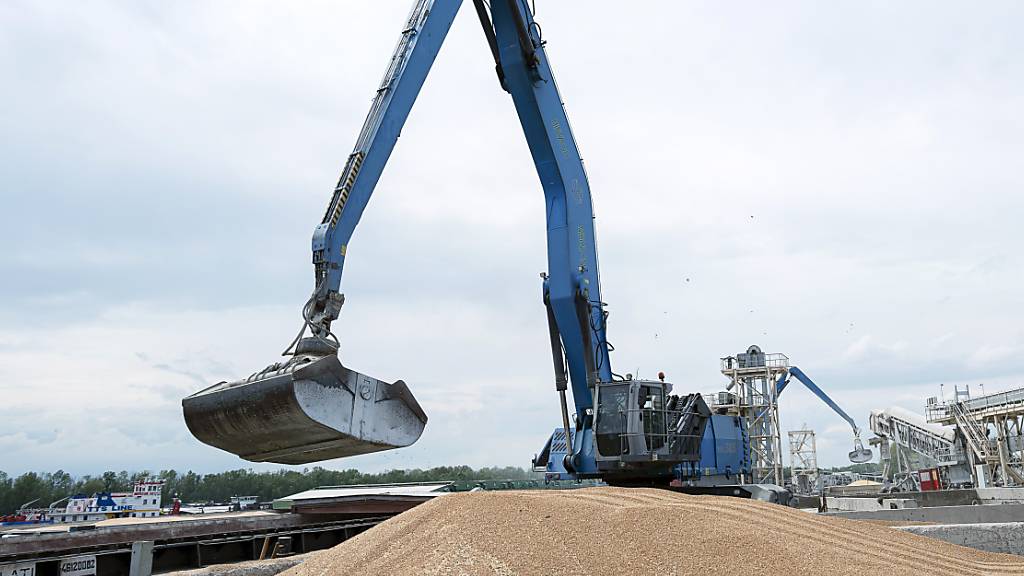 ARCHIV - Ein Bagger verlädt in einem Getreidehafen Getreide in ein Frachtschiff. Die EU-Kommission beendet umstrittene Handelseinschränkungen für ukrainische Getreideprodukte. Foto: Andrew Kravchenko/AP/dpa