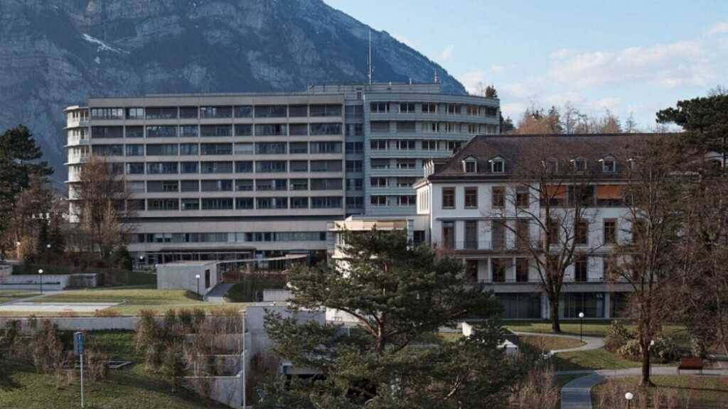 Das kleine Glarner Kantonsspital steht im Hauptort Glarus. Der ländliche Kanton verzeichnet für das kommende Jahr den zweithöchsten Prämienanstieg des Landes. (Archivbild)