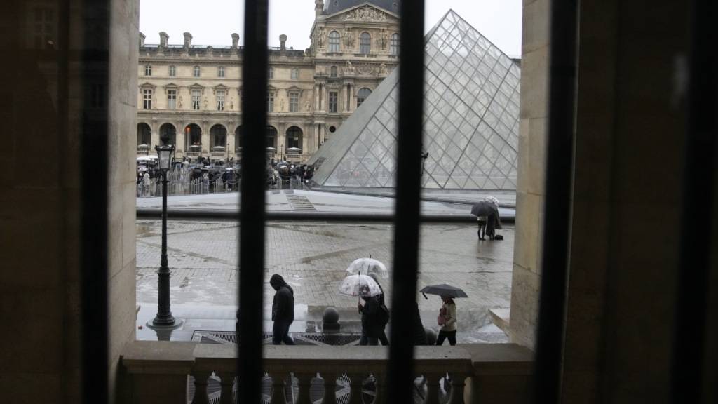 Durch einen Wasserschaden im berühmten Pariser Louvre-Museum sind hunderte Druckwerke beschädigt worden. (Archivbild)