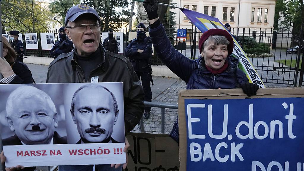 Menschen protestieren vor dem polnischen Verfassungsgericht in Warschau. Foto: Czarek Sokolowski/AP/dpa
