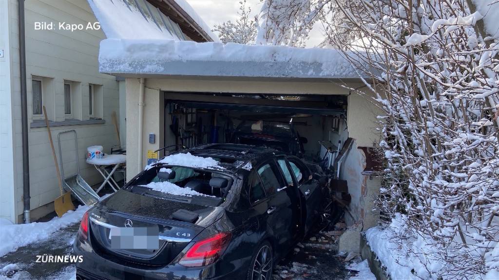 Drei Totalschäden: Junglenker kracht in Garage