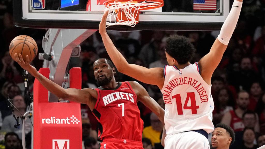 Der Schweizer Center Yanic Niederhäuser im Duell mit Houstons Star Kevin Durant