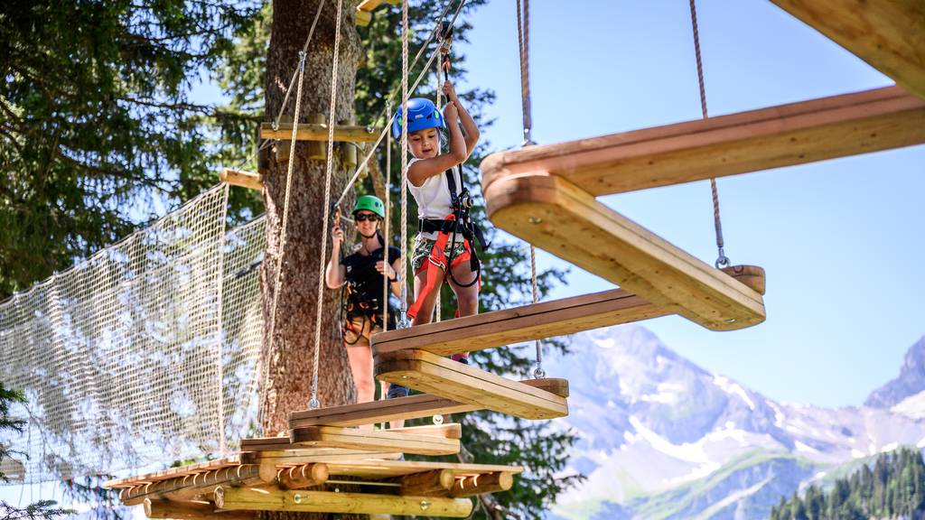 Erlebe in der traumhaften Kulisse der Glarner Alpen ein unvergessliches Ketterabenteuer.