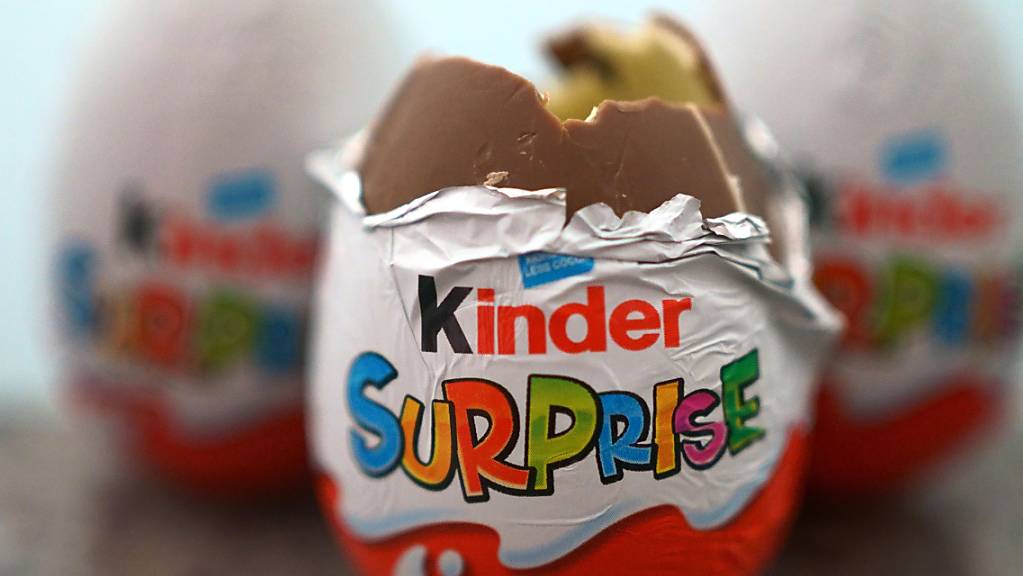 Drei britische Varianten der Kinder-Überraschungseier liegen auf einem Tisch. Hat Ferrero nun auch in Australien zahlreiche Kinder-Produkte zurückgerufen. Diese seien möglicherweise mit Salmonellen belastet, teilte die für Lebensmittelsicherheit zuständige Behörde (FSANZ) am Donnerstag mit. Foto: Victoria Jones/PA Wire/dpa