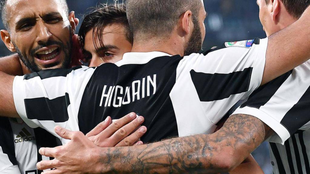 Gonzalo Higuain jubelt mit den Juventus-Teamkollegen nach seinem Tor gegen Chievo