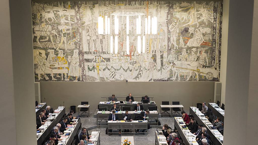 Blick in den Bündner Grossratssaal während einer Session. Das Parlament hat am Dienstag die kantonale Finanzplanung für die Jahre 2025 bis 2028 beraten. (Archivbild)