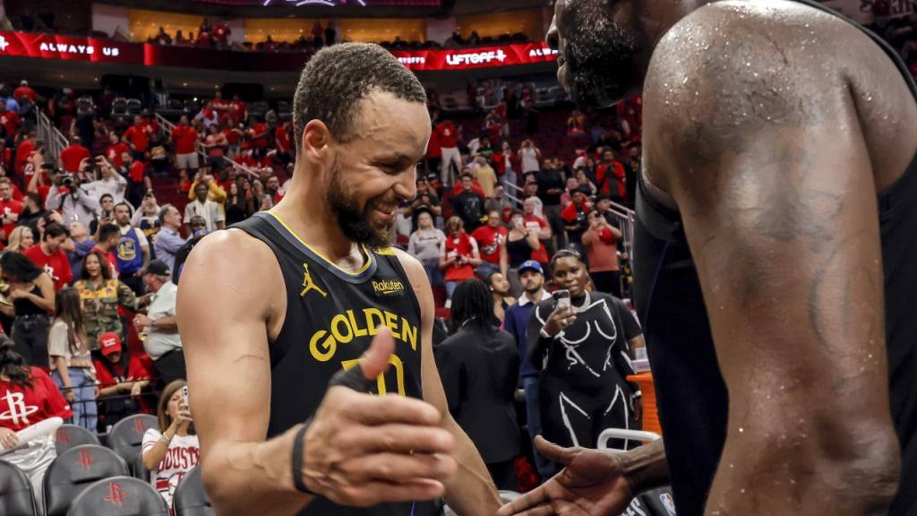 Stephen Curry (links) und Draymond Green beglückwünschen sich zum Coup in Houston