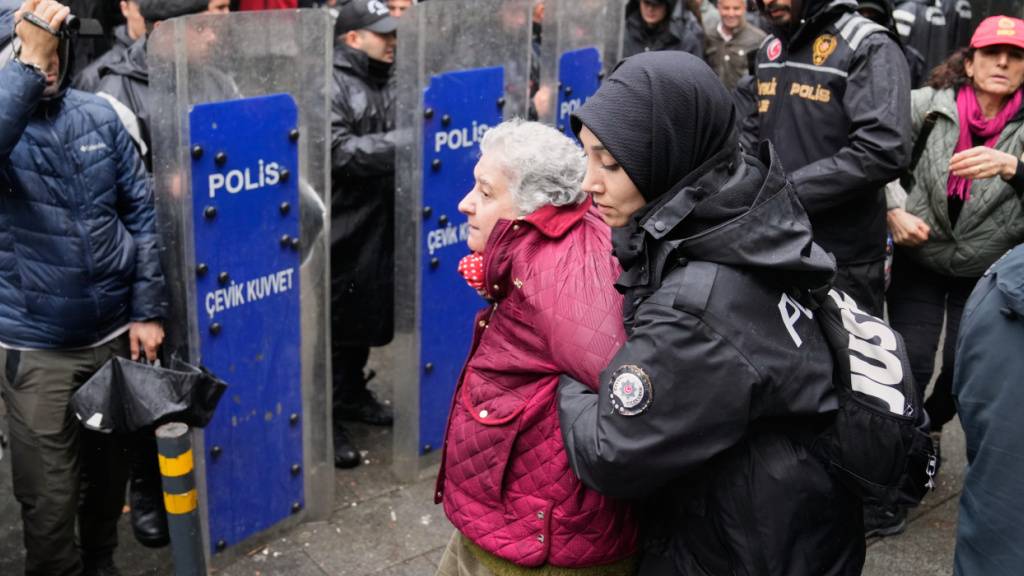 dpatopbilder - Gewerkschaftsmitglieder werden von türkischen Polizeibeamten festgehalten, als sie versuchen, während der Feierlichkeiten zum Tag der Arbeit zum Taksim-Platz in Istanbul zu marschieren. Foto: Khalil Hamra/AP/dpa
