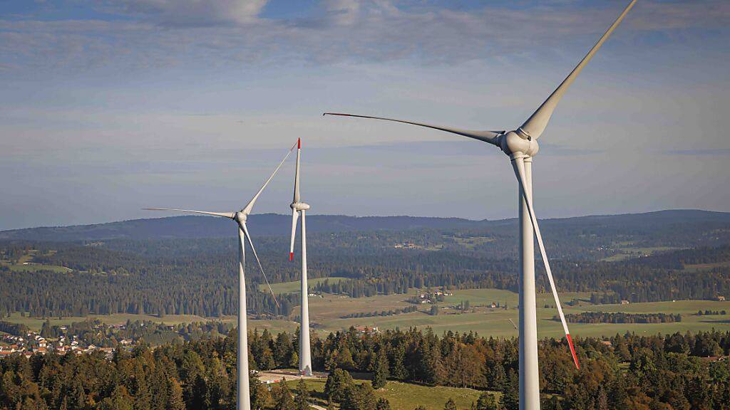Der Zürcher Kantonsrat will die Windenergie fördern. Die SVP ist dagegen. Im Bild eine Anlage in Sainte Croix. (Symbolbild)
