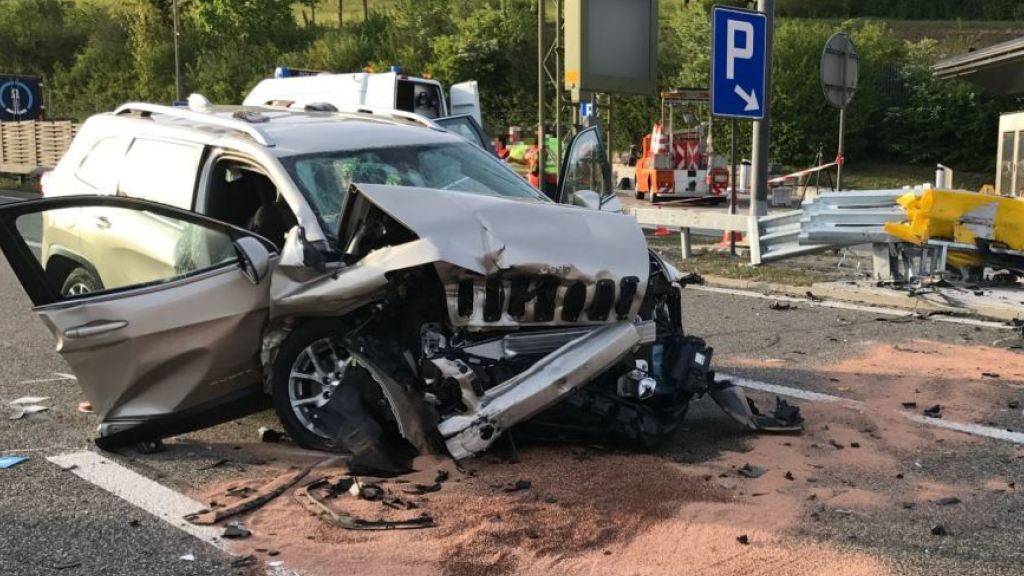 Bei einem Selbstunfall auf der A2 bei Itingen BL verlor eine Mitfahrerin ihr Leben. Der Lenker wurde mit schweren Verletzungen in ein Spital gebracht.