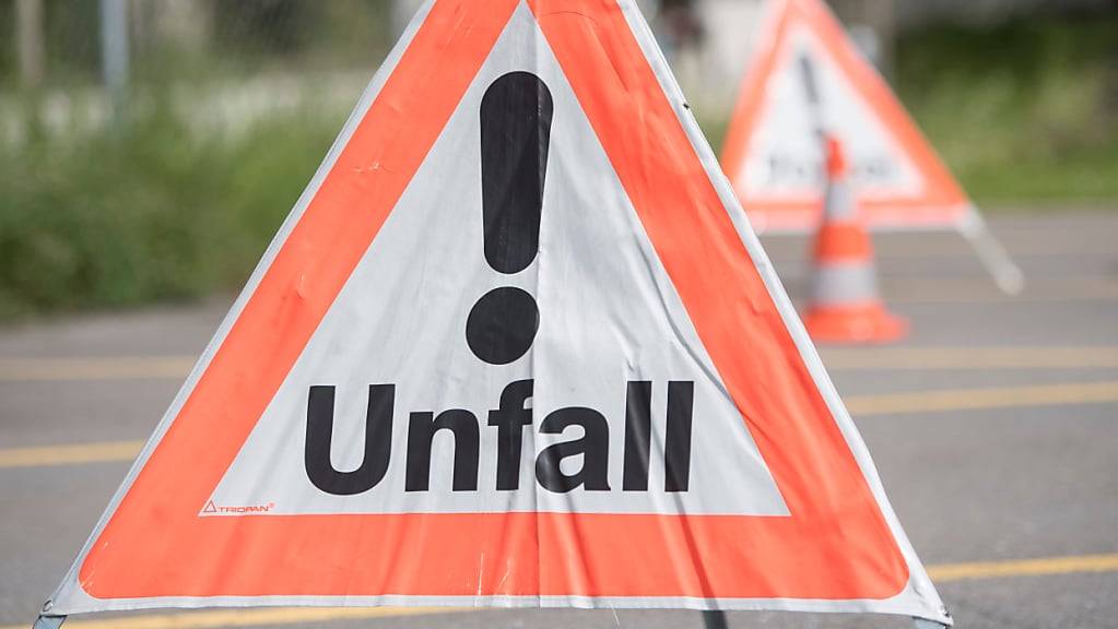 Nach dem Unfall wurde der Verkehr auf der Simmentalstrasse zwischen Wimmis und Latterbach
für die Unfall- und Bergungsarbeiten wechselseitig geführt. (Archivbild)