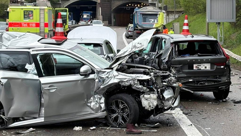Bei einer Auffahrkollision auf der A3 bei Urdorf wurden vier Personen verletzt.