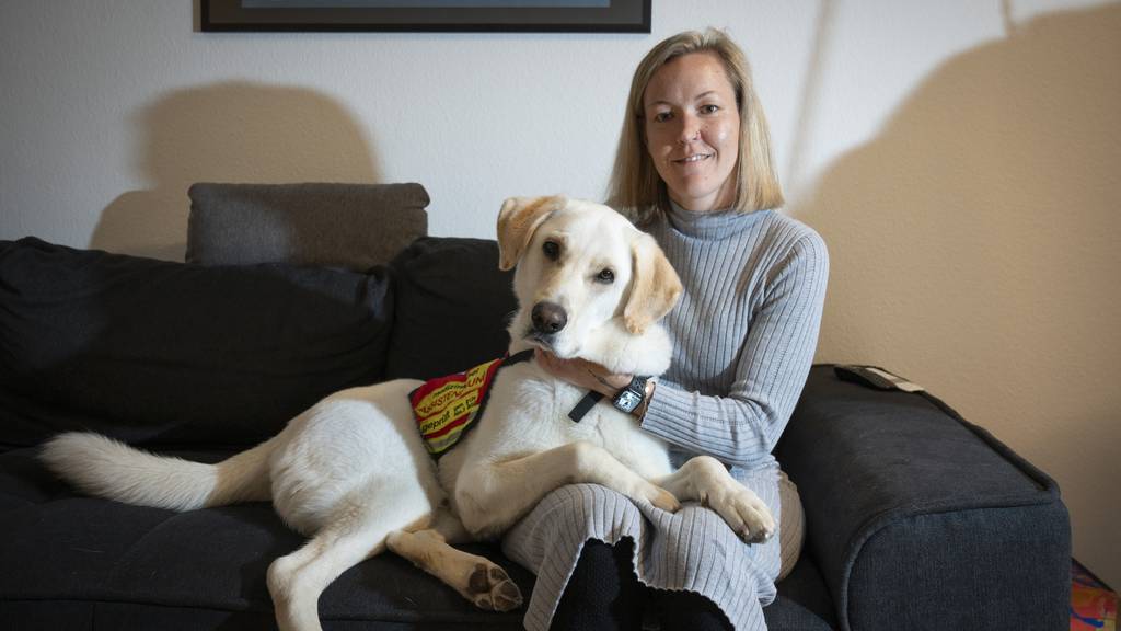 Therapiehund Dexter schützt Riana Reber vor Selbstverletzungen