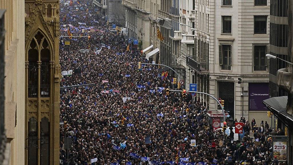 Zehntausende gehen in Barcelona für die Aufnahme von tausenden Flüchtlingen in Spanien auf die Strasse.