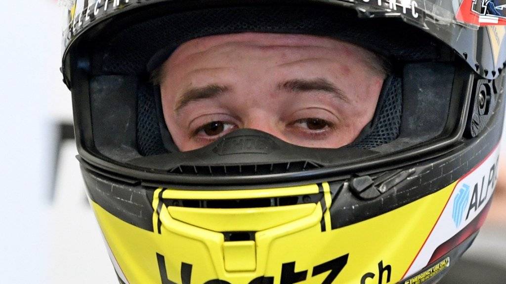 Tom Lüthi mit traurigem Blick unter seinem Helm nach dem Sturz.