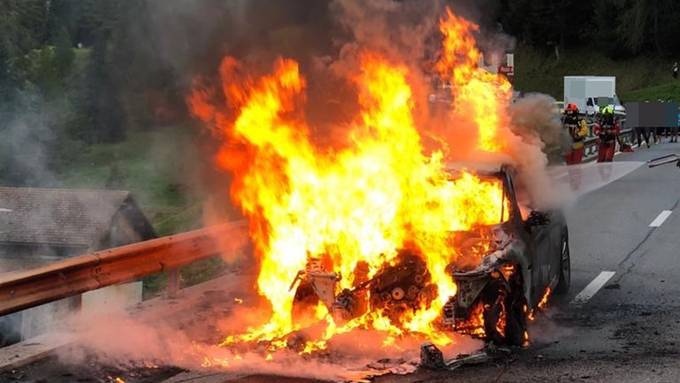 Auto brennt auf dem Julier komplett aus – Lenker erleidet Verbrennungen