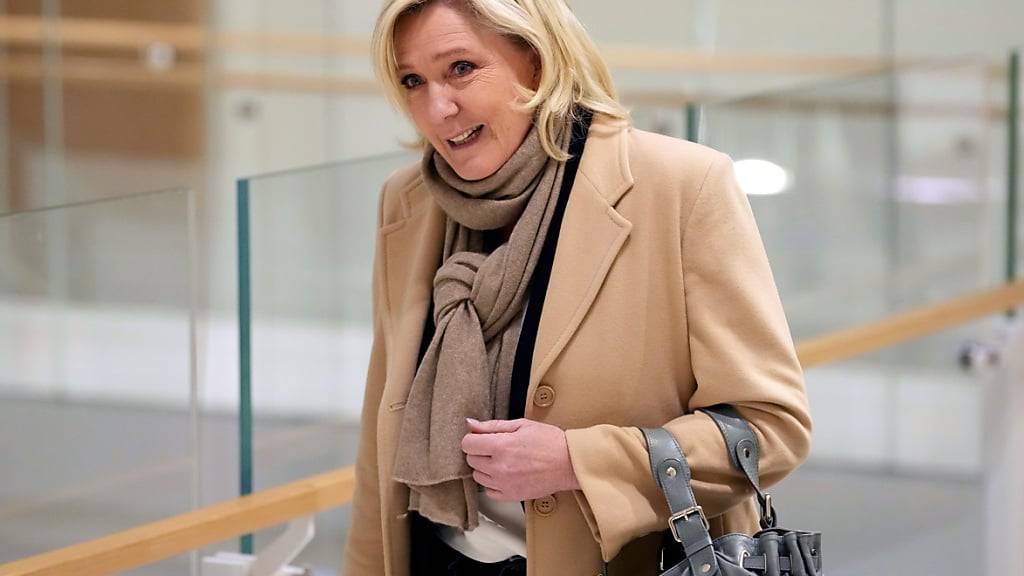 Die französische Rechtsnationale Marine Le Pen kommt zum letzten Tag des Prozesses wegen Veruntreuung von Geldern des Europäischen Parlaments in den Gerichtssaal. Foto: Aurelien Morissard/AP/dpa