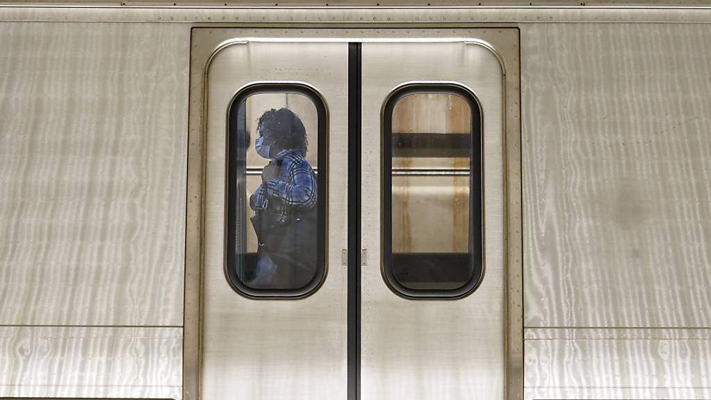 Präsident Joe Biden hatte die Maskenpflicht in öffentlichen Verkehrsmitteln kurz nach seinem Amtsantritt im Januar 2021 angestossen.