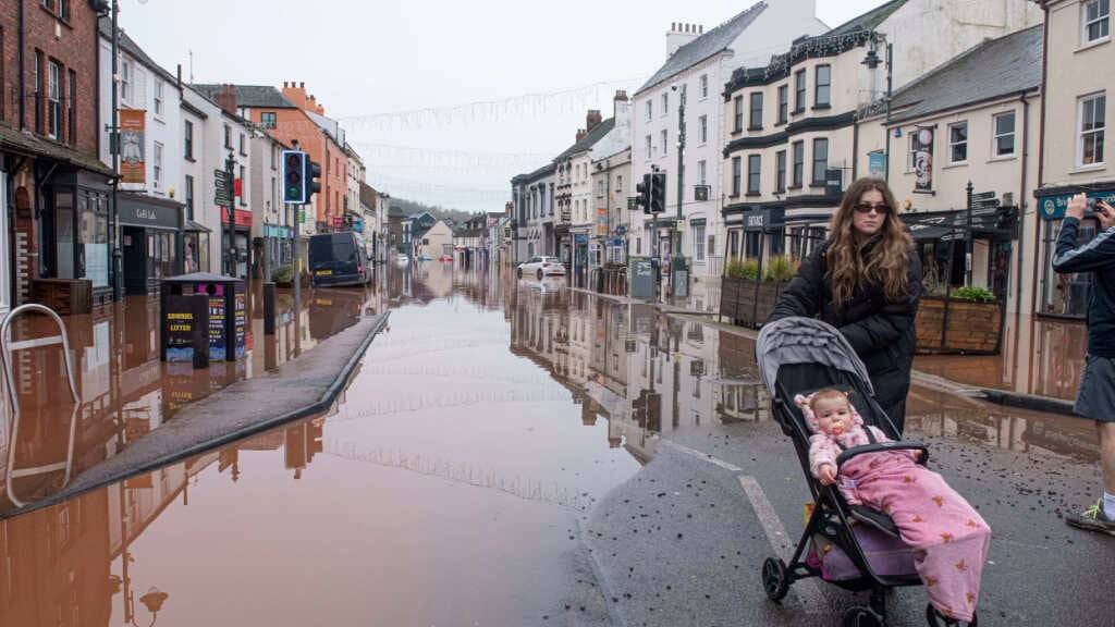 Wasser steht nach einer Überschwemmung durch den Fluss Monnow in den Straßen der Stadt. In Südwales wurde der Katastrophenfall ausgerufen, nachdem verheerende Auswirkungen des Sturms «Claudia» zu schweren und weitreichenden Überschwemmungen geführt haben. Foto: Nick Cunard/ZUMA Press Wire/dpa