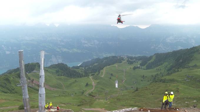 Helikopter fliegt 340 Tonnen auf den Berg