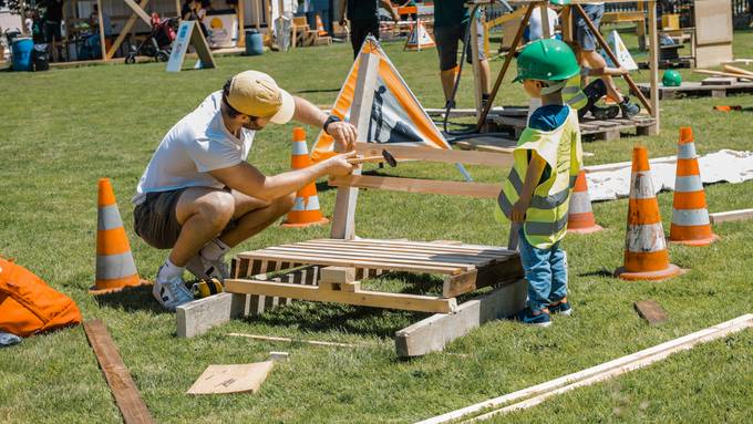 Späne fliegen und die ersten Kinderbauten stehen bereits