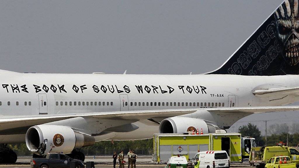 Sicherheitskräfte kümmern sich auf dem Flughafen von Santiago de Chile um den beschädigten Jumbo Jet der Band Iron Maiden. (Archivbild)