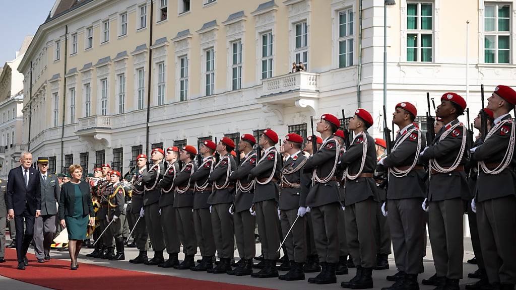 Empfang mit militärischen Ehren: Bundespräsidentin Viola Amherd und ihr österreichischer Amtskollege Alexander Van der Bellen im inneren Burghof in Wien.