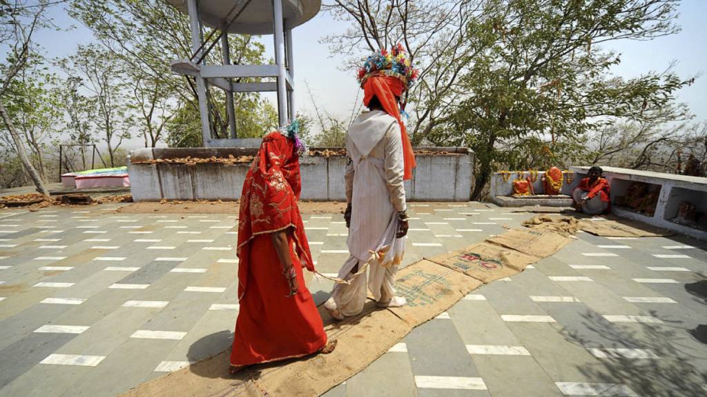 Auch in Indien sind Kinderehen nicht selten. Im Bild ein junges Mädchen als Braut hinter ihrem neuen Ehemann. (Archiv)