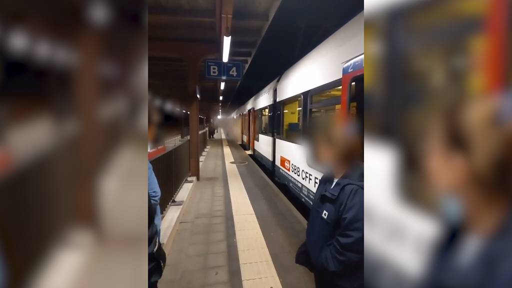 Jugendliche zünden Feuerwerk im Zug