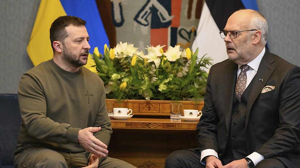 HANDOUT - Der ukrainische Präsident Wolodymyr Selenskyj hat nach seinem Gespräch mit seinem estnischen Amtskollegen Alar Karis betont, dass er nichts von einem möglichen Waffenstillstand hält. Foto: Raigo Pajula/Office of the President of the Republic of Estonia/AP/dpa - ACHTUNG: Nur zur redaktionellen Verwendung und nur mit vollständiger Nennung des vorstehenden Credits