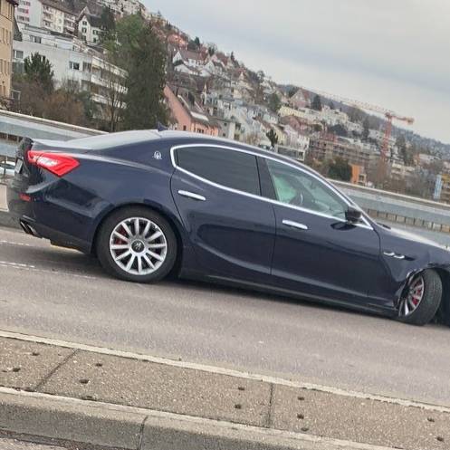 19-Jähriger kracht mit Maserati in Strassenlaterne