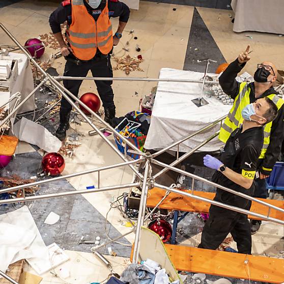 Weihnachtsdeko im Einkaufszentrum abgestürzt – sechs Frauen verletzt