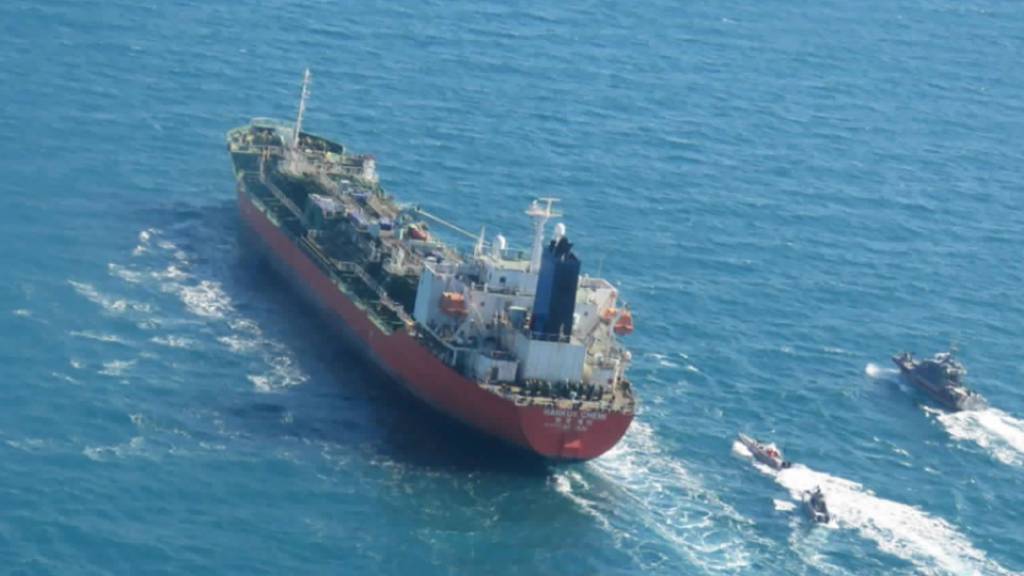 ARCHIV - Der Tanker «Hankuk Chemi» wird von Booten im Persischen Golf eskortiert. Drei Monate nach der Festsetzung eines südkoreanischen Tankers im Persischen Golf hat der Iran nach Angaben der Regierung in Seoul das Schiff wieder freigegeben. Foto: -/Tasnim News Agency/AP/dpa