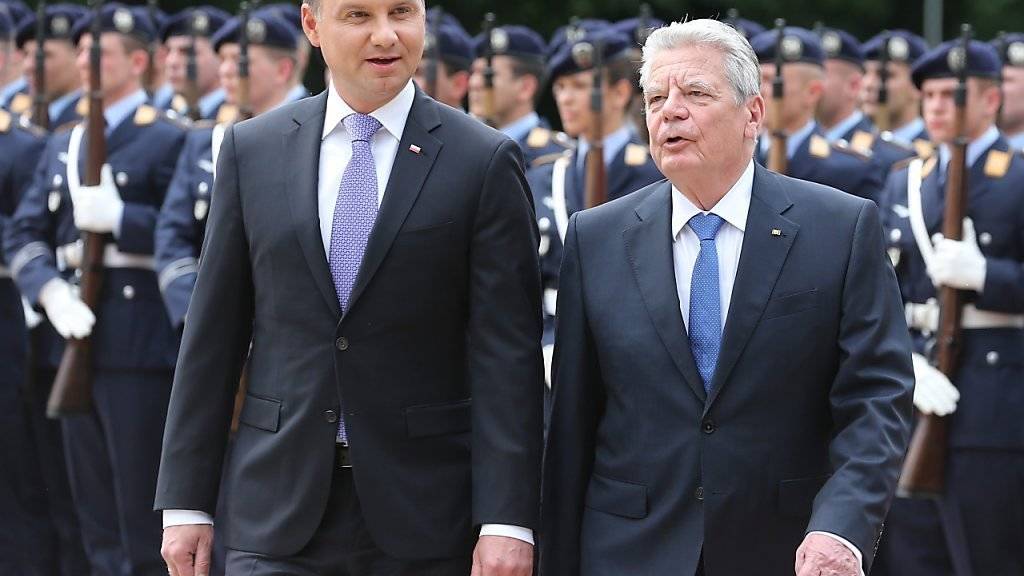 Die Präsidenten von Polen und Deutschland, Andrzej Duda (l) und Joachim Gauck