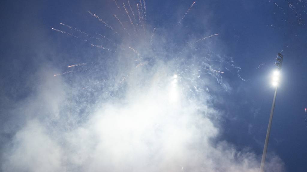 Buntes Feuerwerk im Zürcher Letzigrund am Derby GCZ-FCZ: Anhänger der beiden Teams gerieten kurz darauf in Winterthur aneinander.
