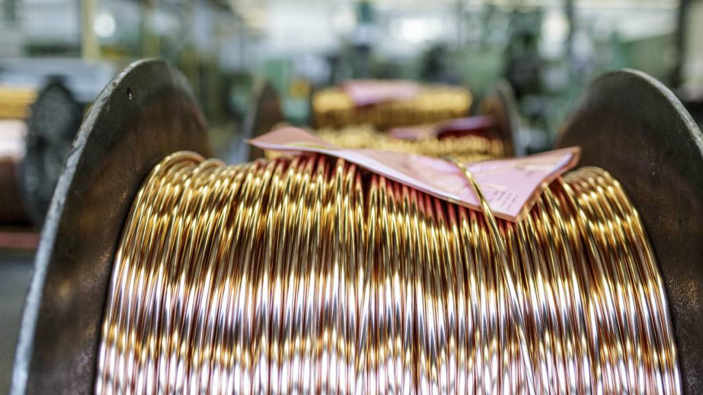 Der Kupferpreis hat einen neuen Rekord erreicht. An der Londoner Metallbörse LME kostete eine Tonne am Montagabend zeitweise 14'533 US-Dollar. Damit wurde der bisherige Höchststand von Anfang Jahr übertroffen. (Archivbild von Kupferkabeln)