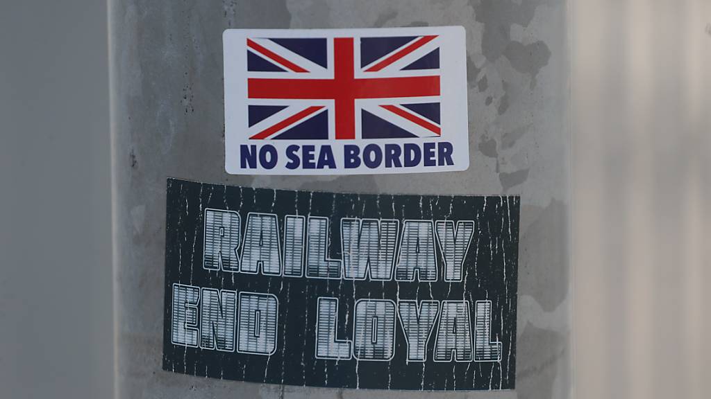 Ein Protestaufkleber mit der Aufschrift «No Sea Border» klebt auf einem Laternenpfahl. Im Streit um die Brexit-Sonderregeln für Nordirland hat die EU-Kommissionspräsidentin von der Leyen dem britischen Premierminister Boris Johnson eine deutliche Absage für mögliche Neuverhandlungen erteilt. Foto: Brian Lawless/PA Wire/dpa