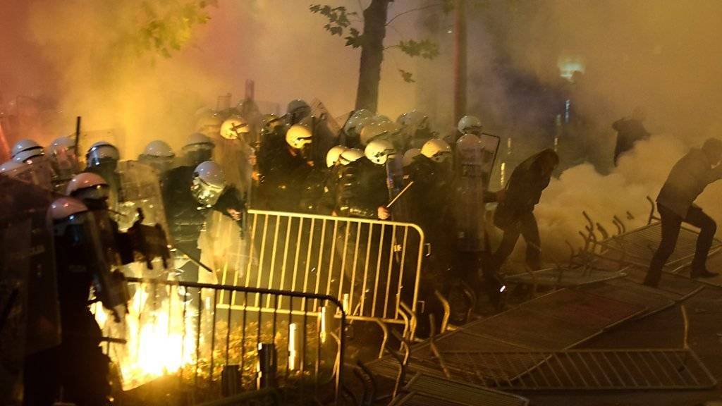 Als Demonstranten versuchen, im Montenegros Hauptstadt Prodgorica Absperrungen zum Parlament zu durchbrechen, setzt die Polizei Tränengas ein.
