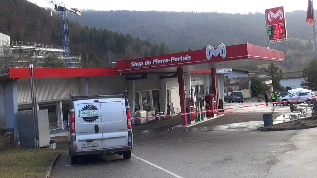 In Sonceboz wurde ein Mann am Freitagmittag bei einer Tankstelle erschossen.