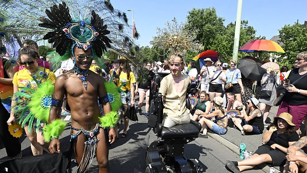 Bunt verkleidete Teilnehmer feiern bei der diesjährigen CSD-Parade in Köln. Foto: Roberto Pfeil/dpa