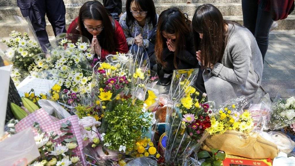 Viele Menschen legten am Tatort Blumen und Kuscheltiere in Erinnerung an das Opfer nieder.