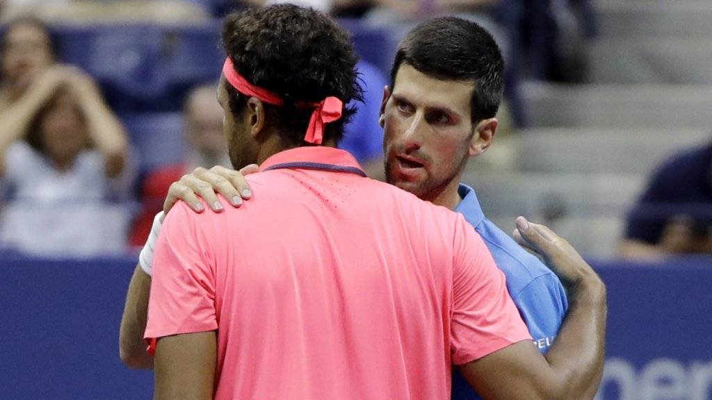 Kein schönes Ende: Novak Djokovic (re.) qualifizierte sich für den US-Open-Halbfinal, nachdem Jo-Wilfried Tsonga wegen einer Knieverletzung aufgeben musste