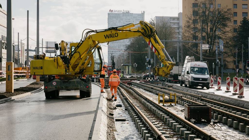 Im Sommer 2022 soll die neue Tramlinie fertig gestellt sein und in die Testlaufzeit starten. (Aargauer Zeitung)