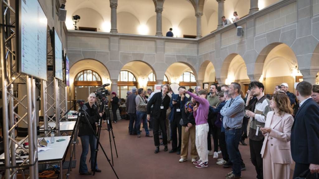 Hochspannung am Sonntag im Zürcher Stadthaus. Die Ergebnisse im Kreis 12 werden nun nachgezählt. Dies, weil die EVP wegen nur 28 Stimmen aus dem Gemeinderat flog. (Archivbild)