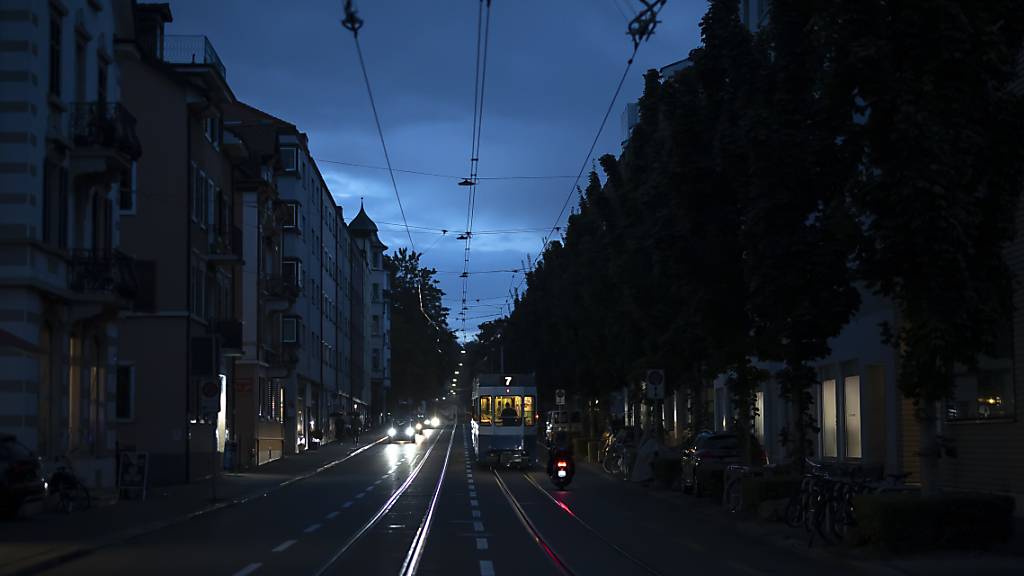 Das Risiko eines Blackouts in der Schweiz ist kleiner als vor Jahresfrist, aber laut der Stromaufsicht nicht ganz gebannt. (Archivbild)
