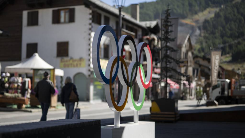 Die olympischen Ringe als Vorbote der Winterspiele 2026 stehen bereits im Dorfzentrum von Livigno. Im Februar wird Mehrverkehr aus Graubünden im Ort erwartet.